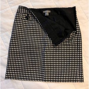 Ann Taylor -Adorable 18” Herringbone fabric with Black Buttons at waist side zip